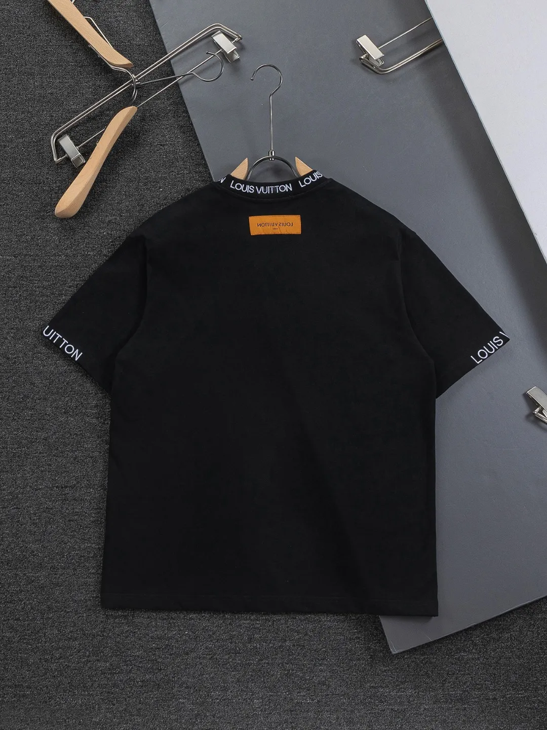 🅿️190 Louis Vuitton 1V LV micro-wide version S-XL LV 26ss new product counters are available at the same time. Multiple craftsmanship, simple letters embroidery on the collar + simple letter logo on the cuffs 🪡 embroidery, round neck short-sleeved T-shirt, same style for men and women! Consigned to one-to-one creation. Synchronized with the official website, pure cotton fabrics at the counter! It is close to the skin and comfortable, durable and easy to wear. It has a classic and simple logo design and meticulous original craftsmanship. Short-sleeves, a must-have item for men, do not appear to be the same for the general public, but must be unique and eye-catching. This LV short-sleeve is all about quality, comfort, the same shape and fashion as always, including fabrics and cutting techniques. All of them have been made with great effort! 320 grams of washed pure cotton fabric, pure cotton is breathable, very refreshing and comfortable for daily wear. The rib knitting on the neckline is smooth and tight, and the neckline will not be skewed if you toss it at will. The loose version, you will find that it looks really good on the upper body. The overall is minimalist and neat, super versatile for daily use! Pair it casually with a pair of pants for a youthful look. A T-shirt will make your outfit crazy. It is a fashionable item that can never go wrong! Color: Black White Size: S-XL Size chart: S: Shoulder width 50-Bust 56-Length 70 M: Shoulder width 52-Bust 57-Length 72 L: Shoulder width 54-Bust 59-Length 74 XL: Shoulder width 56-Bust 62-Length 76